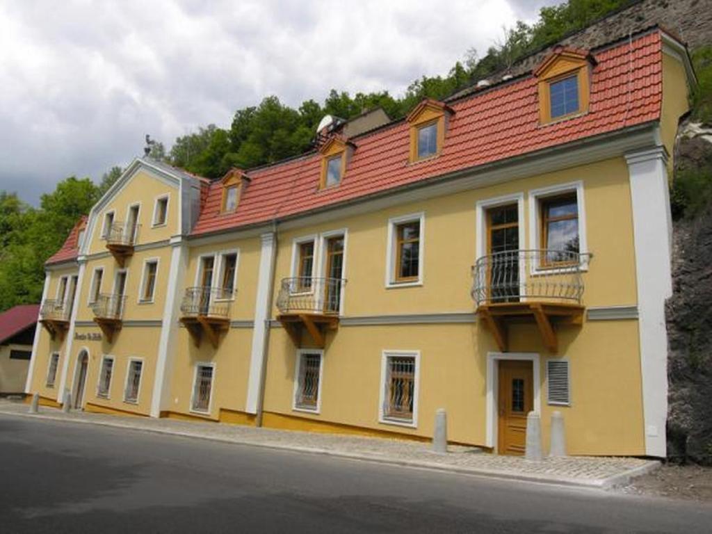 Penzion Ve Skale Локет Экстерьер фото